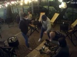 Videos difundidos en redes sociales muestran cómo los sujetos amedrentan a los clientes con armas de fuego. ESPECIAL