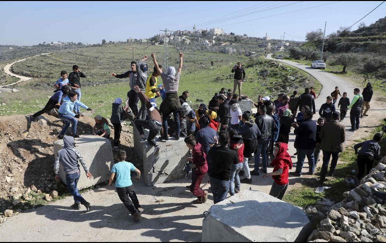 Jóvenes palestinos de la aldea de Deir Nizam. AFP/A. Momani