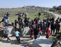 Jóvenes palestinos de la aldea de Deir Nizam. AFP/A. Momani