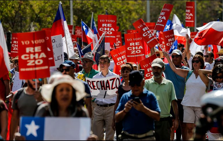 Al grito de “Rechazo, rechazo. No queremos miseria. No seremos Cuba ni Venezuela” los ciudadanos se manifestaron en el barrio de Las Condes. AFP/J. Torres