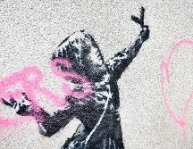 El artista callejero publicó el viernes en su cuenta de Instagram dos fotos de su nueva obra expuesta en un muro de la ciudad inglesa. AP / B. Birchall
