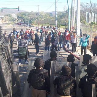 Desalojan en Chiapas a normalistas y familiares de los 43