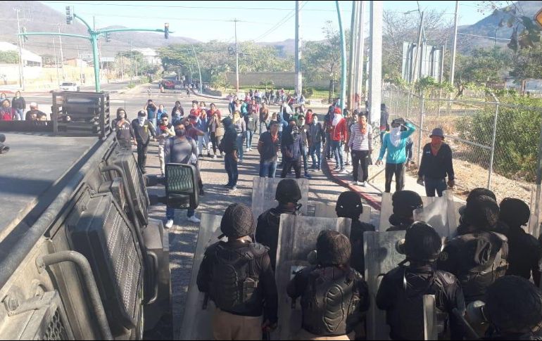 La Secretaría de Seguridad y Protección Ciudadana estatal informó que antimotines desalojaron y repliegaron a normalistas que mantenían un bloqueo sobre el Libramiento Norte. TWITTER@SSyPC_Chiapas