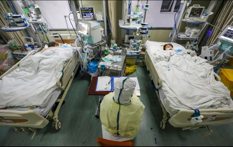 La lista de nuevos positivos sumó otros dos mil 048 pacientes, de los cuales mil 933 se registraron en la provincia de Hubei. En la imagen, un hospital en Wuhan, Hubei. AFP/ARCHIVO