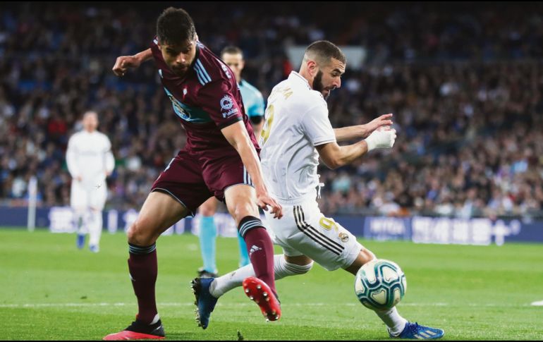 NO SE ACHICARON. Néstor Araujo peleó un balón con Karim Benzema, ayer en el Estadio Santiago Bernabéu. AP