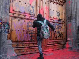 AMLO hace estas declaraciones luego de que el pasado viernes, un grupo de manifestantes pintaran las puertas del Palacio Nacional en protesta por los homicidios de mujeres. NTX / ARCHIVO