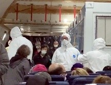Ciudadanos estadounidenses evacuados del crucero se ven en avión que los trasladó de Tokio a EU. AP/C. y P. Molesky