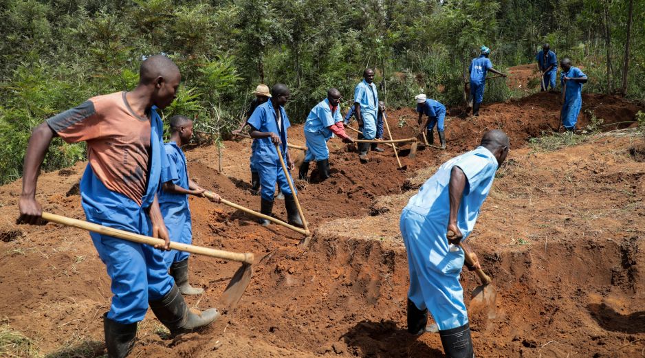 Trabajadores de la comisión de la verdad y reconciliación escarban en la zona de una fosa masiva en la provincia de Karusi. AP/B. Mugiraneza