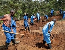 Trabajadores de la comisión de la verdad y reconciliación escarban en la zona de una fosa masiva en la provincia de Karusi. AP/B. Mugiraneza