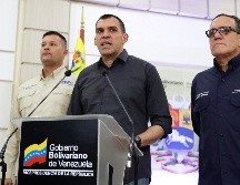 El ministro de Transporte de Venezuela, Hipólito Abreu (c), ofrece declaraciones a los medios de comunicación este lunes en Caracas. EFE/R. Peña