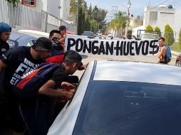 Solamente algunos jugadores atinaron a detenerse a escuchar lo que los aficionados tenían que decir. EL INFORMADOR / J. Robles