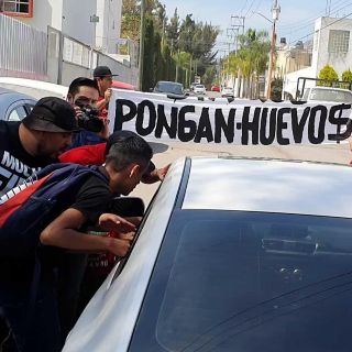 Aficionados de Atlas se manifiestan afuera de La Madriguera