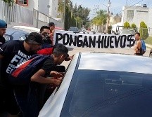 Solamente algunos jugadores atinaron a detenerse a escuchar lo que los aficionados tenían que decir. EL INFORMADOR / J. Robles