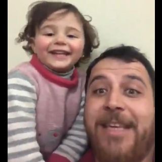 Padre sirio enseña a su hija a reírse en medio de un bombardeo