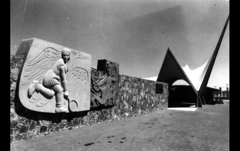 Unidad Deportiva López Mateos. Autor: Alejandro Zohn Rosenthal. 1962. Relieve mural alegórico al deporte. Autor: José Chávez Morado. ARCHIVO MUNICIPAL DE GUADALAJARA