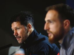 MAGIA. Diego Simeone (fondo) tendrá que revivir a su Atlético y darle batalla al mejor equipo del mundo. EFE
