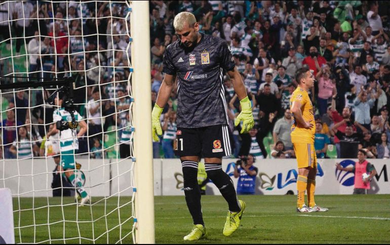 Le sale barato. El arquero de los felinos agredió a Eduardo Aguirre, del Santos Laguna. IMAGO7