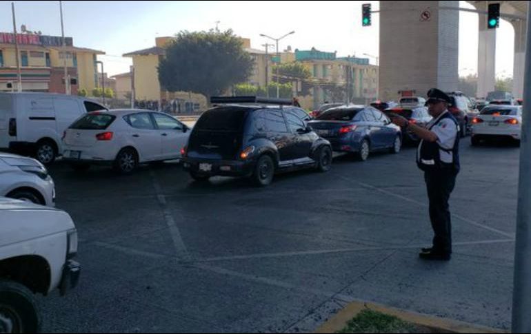 Los conductores se quejaron de los problemas de congestionamiento y la poca presencia de agentes viales en la zona. TWITTER / @JaliscoVial
