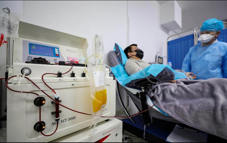 El doctor Kong Yuefeng, quien se recuperó de covid-19 dona plasma en Wuhan para ayudar a pacientes graves. Más de mil 700 miembros del personal sanitario chino han sido contagiados de coronavirus. AP/Chinatopix