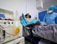 El doctor Kong Yuefeng, quien se recuperó de covid-19 dona plasma en Wuhan para ayudar a pacientes graves. Más de mil 700 miembros del personal sanitario chino han sido contagiados de coronavirus. AP/Chinatopix