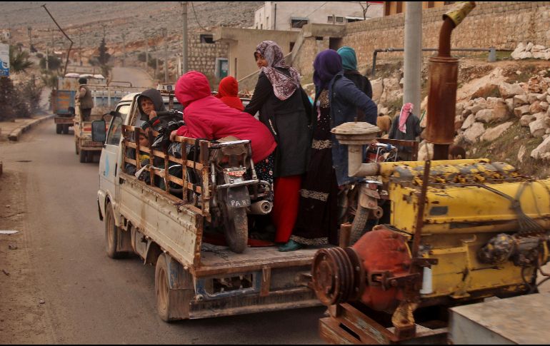 Miles de familias se han visto forzadas a dejar sus hogares debido al conflicto, y la mayoría duermen al aire libre en medio de temperaturas congelantes. AFP/A. Watad