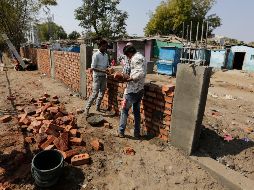 Luego de filtrarse esta noticia a los medios, autoridades ajustaron la altura de la barrera a 1.2 metros; iba a medir cerca de dos metros. AP/A. Solanki