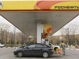 Una gasolinera Rosneft en Moscú. Previamente, EU ya había avisado a otras grandes empresas energéticas, como la estadounidense Chevron y la española Repsol de los riesgos de comerciar con Venezuela. EFE/ARCHIVO