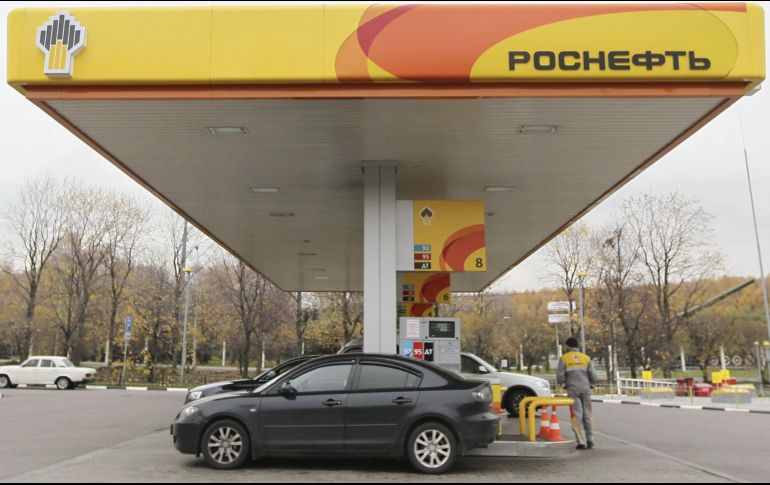Una gasolinera Rosneft en Moscú. Previamente, EU ya había avisado a otras grandes empresas energéticas, como la estadounidense Chevron y la española Repsol de los riesgos de comerciar con Venezuela. EFE/ARCHIVO