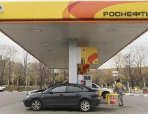 Una gasolinera Rosneft en Moscú. Previamente, EU ya había avisado a otras grandes empresas energéticas, como la estadounidense Chevron y la española Repsol de los riesgos de comerciar con Venezuela. EFE/ARCHIVO