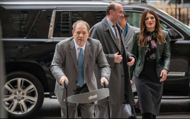 Weinstein llegando al juzgado rodeado por su equipo legal. AFP / D. Delgado