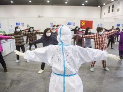 La epidemia de covid-19 ha contagiado a unas 72 mil personas en China continental. Pacientes con síntomas leves del coronavirus se ejercitan en un centro en Wuhan. AFP/ARCHIVO