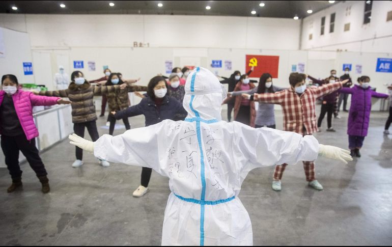 La epidemia de covid-19 ha contagiado a unas 72 mil personas en China continental. Pacientes con síntomas leves del coronavirus se ejercitan en un centro en Wuhan. AFP/ARCHIVO