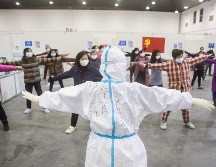 La epidemia de covid-19 ha contagiado a unas 72 mil personas en China continental. Pacientes con síntomas leves del coronavirus se ejercitan en un centro en Wuhan. AFP/ARCHIVO