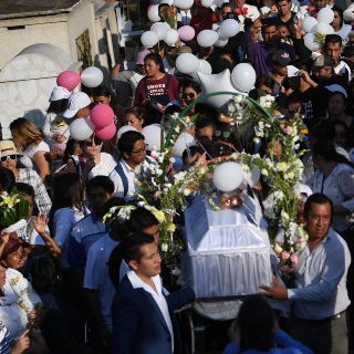 Con globos y mariachi, despiden a Fátima en panteón de CDMX