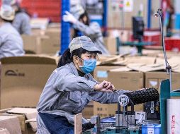 Varias fábricas en China reanudaron sus operaciones tras implementar normas de protección para los empleados. EFE/A. Plavevski