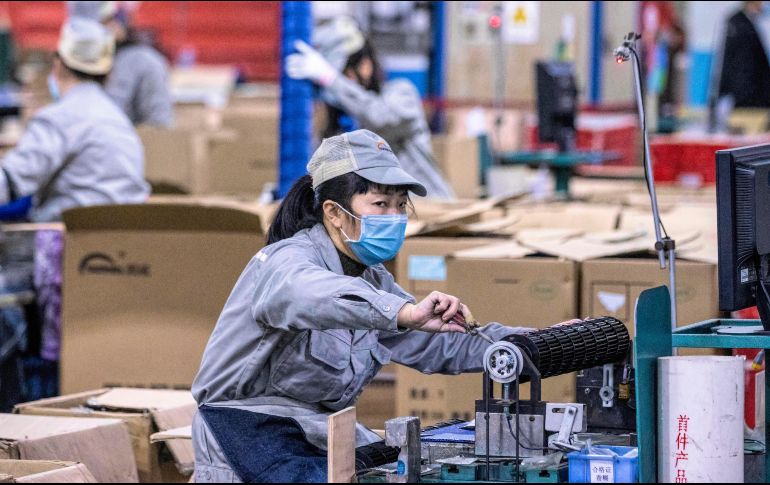 Varias fábricas en China reanudaron sus operaciones tras implementar normas de protección para los empleados. EFE/A. Plavevski