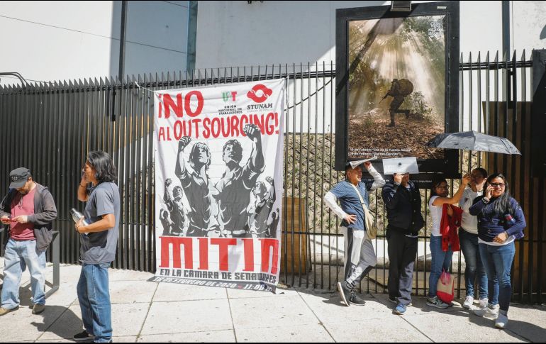 Integrantes del sindicato de la UNAM se manifestaron ayer contra la subcontratación. NOTIMEX