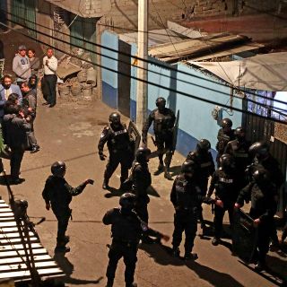 Pegan en el Metro carteles de Jovana "N", mujer que se llevó a Fátima