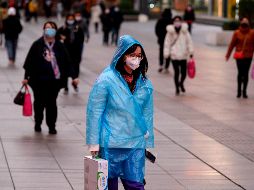 El editorial criticado por China se alarmaba por los riesgos que la epidemia de coronavirus representa para la economía china y, por consiguiente, mundial. Personas caminan hoy en una calle de Shanghái. AFP/N. Celis