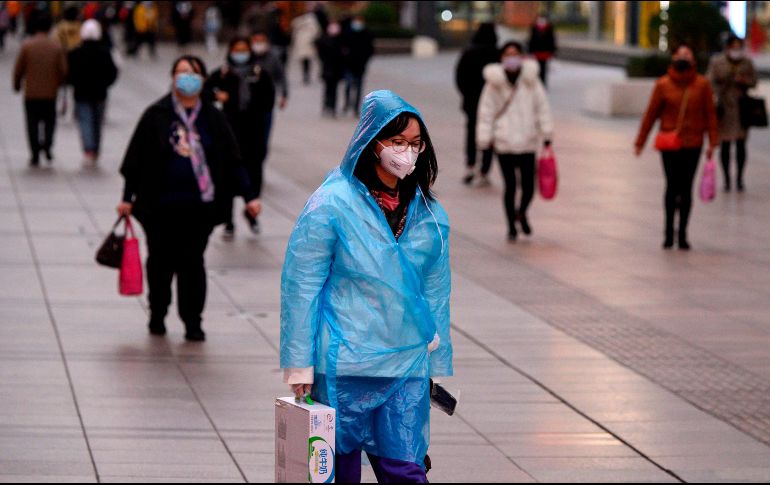 El editorial criticado por China se alarmaba por los riesgos que la epidemia de coronavirus representa para la economía china y, por consiguiente, mundial. Personas caminan hoy en una calle de Shanghái. AFP/N. Celis