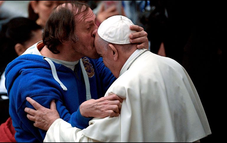 El hombre sujetó la cabeza del Papa y le plantó el beso. AFP/F. Monteforte