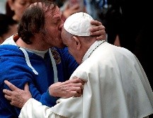 El hombre sujetó la cabeza del Papa y le plantó el beso. AFP/F. Monteforte