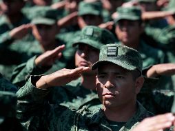 Soldados saludan durante la ceremonia en el Zócalo de Ciudad de México. AP/M. Ugarte