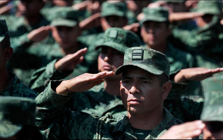 Soldados saludan durante la ceremonia en el Zócalo de Ciudad de México. AP/M. Ugarte