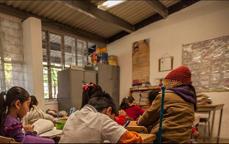 La SEP cuenta con un protocolo para que cuando los padres no lleguen a tiempo a recoger a sus hijos solo se entreguen a personas acreditadas con una credencial. EL INFORMADOR / ARCHIVO