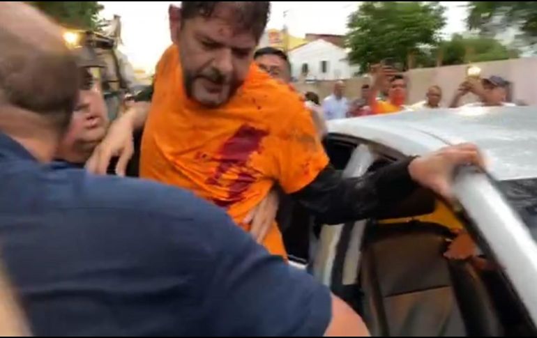 Fotograma tomado de un video en el cual se ve a Cid Gomes tras ser herido durante una manifestación este miércoles en Sobral. EFE