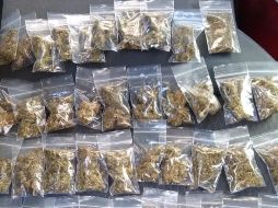 Los oficiales fueron a revisar la bolsa donde encontraron los envoltorios de droga en dosis individuales. ESPECIAL / Policía de Guadalajara