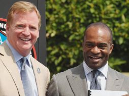 Viejo. Roger Goodell (izq.) y DeMaurice Smith firmaron el actual acuerdo en 2011. ESPECIAL