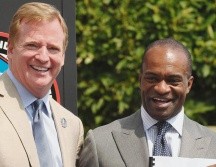 Viejo. Roger Goodell (izq.) y DeMaurice Smith firmaron el actual acuerdo en 2011. ESPECIAL