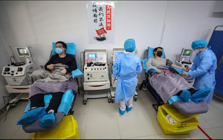Dos médicos, ambos recuperados del covid-19 después de una cuarentena de 14 días, donan plasma en una clínica de Wuhan. EFE/Y. Zheng